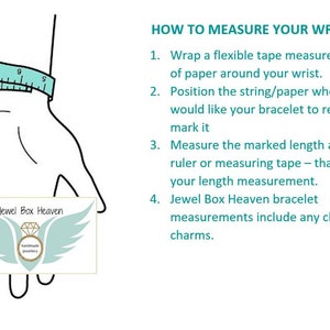 Peut inclure: Illustration expliquant comment mesurer la taille du poignet pour les bracelets. Une main est montr&eacute;e avec un m&egrave;tre ruban autour du poignet. Le texte explique les &eacute;tapes, y compris l'utilisation d'une r&egrave;gle. Le logo Jewel Box Heaven est &eacute;galement visible.