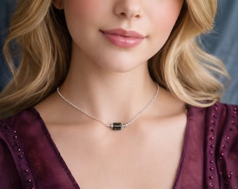 Collier moldavite délicat et authentique, tektite vert foncé de coupe carrée sur une chaîne en argent sterling, bijoux délicats faits main pour femme