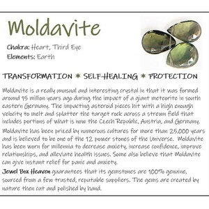 Peut inclure: Graphique informatif sur la Moldavite, un cristal vert. Le texte d&eacute;crit son origine, ses propri&eacute;t&eacute;s et ses bienfaits. L'image pr&eacute;sente &eacute;galement trois pierres de Moldavite polies.