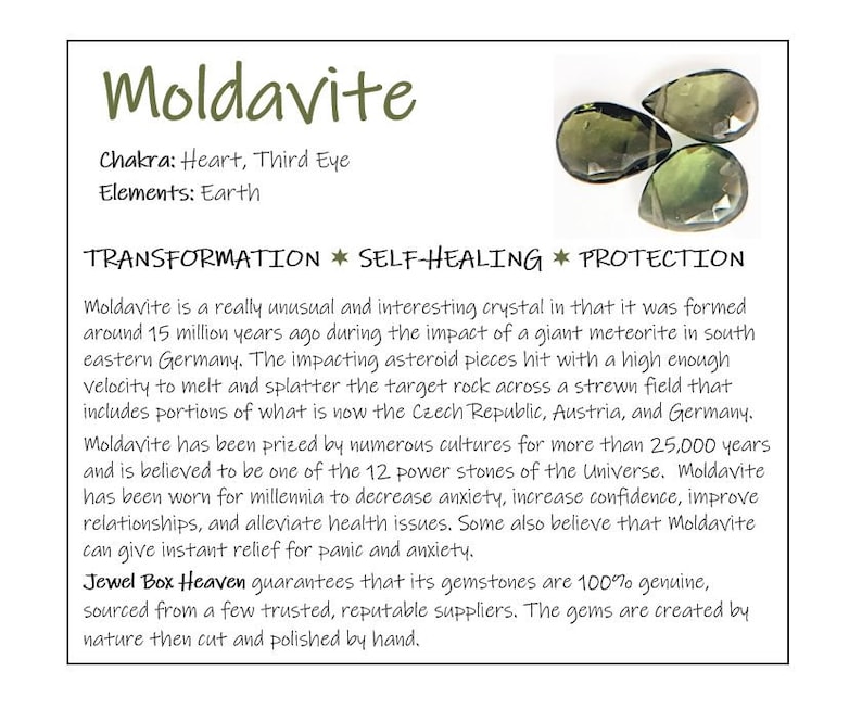 Peut inclure: Graphique informatif sur la Moldavite, un cristal vert. Le texte d&eacute;crit son origine, ses propri&eacute;t&eacute;s et ses bienfaits. L'image pr&eacute;sente &eacute;galement trois pierres de Moldavite polies.