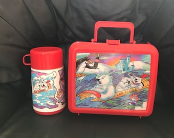 Vintage Coca-Cola ijsbeer-waterglijbaan uit de jaren 90, rode Coca-Cola lunchbox en thermosfles met Aladdin-thema.