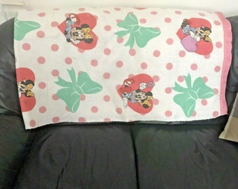 Manta vintage da Walt Disney, anos 90, com laço verde, bolinhas e corações da Minnie Mouse, medindo 70 x 90.