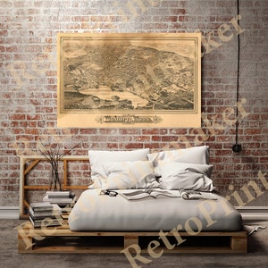 Puede incluir: Un mapa antiguo de Woodbury, Massachusetts, impreso en blanco y negro sobre papel crema. El mapa muestra las calles, edificios y puntos de referencia de la ciudad. El mapa está enmarcado y colgado en una pared de ladrillo.