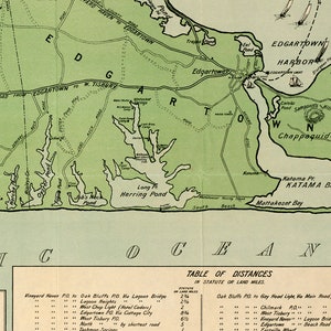 Puede incluir: Un mapa vintage de Edgartown, Massachusetts, con fondo verde y l&iacute;neas marrones. El mapa muestra la ubicaci&oacute;n de varios puntos de referencia, incluyendo Long Pond, Herring Pond y el puerto de Edgartown. El mapa tambi&eacute;n incluye una tabla de distancias en millas terrestres o millas terrestres.