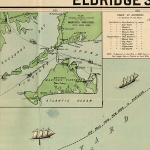 Puede incluir: Un mapa vintage de Martha's Vineyard, Massachusetts, con una tabla de distancias en millas n&aacute;uticas. El mapa muestra la posici&oacute;n relativa de Martha's Vineyard con respecto al continente, incluyendo Buzzards Bay y las aguas circundantes. El mapa tambi&eacute;n incluye un plan que muestra la posici&oacute;n relativa de Martha's Vineyard con respecto al continente.