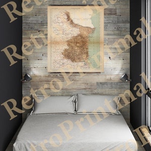 Könnte beinhalten: Eine Vintage-Karte der Region Touraine in Frankreich, gedruckt auf Papier, gerahmt und an einer Holzwand über einem Bett mit weißen Bettwäsche aufgehängt.