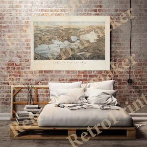 Può includere: Un'illustrazione vintage del lago Chautauqua, New York, con una rappresentazione dettagliata del lago e del paesaggio circostante. L'illustrazione è stampata su uno sfondo bianco e incorniciata in una cornice nera semplice.