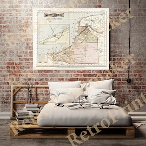 Könnte beinhalten: Eine antike Karte von Campeche, Mexiko, in Schwarzweiß gedruckt mit handgezeichneten Details. Die Karte zeigt die Stadt Campeche und ihre Umgebung, einschließlich Flüssen, Straßen und Städten. Die Karte ist gerahmt und hängt an einer Backsteinwand.