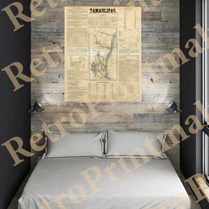 Könnte beinhalten: Eine Vintage-Karte von Tamaulipas, Mexiko, gedruckt auf gealtertem Papier, hängt an einer rustikalen Holzwand über einem weißen Bett mit zwei Kissen. Die Karte zeigt die Geographie des Bundesstaates und enthält Text in Spanisch.