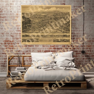 Puede incluir: Un mapa antiguo de la ciudad de Hiccason, Pensilvania, impreso en blanco y negro sobre un fondo beige. El mapa muestra las calles, los edificios y otras características de la ciudad. El mapa está enmarcado y colgado en una pared de ladrillo.