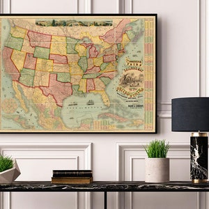 Pode incluir: Um mapa vintage dos Estados Unidos, mostrando as fronteiras dos estados e as principais ferrovias. O mapa é emoldurado em preto e tem um fundo de papel amarelado. O título do mapa é "American Railroad Map of the United States".