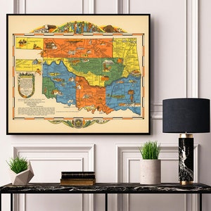 Puede incluir: Un mapa vintage enmarcado de Oklahoma, con un diseño colorido que destaca diferentes regiones. El mapa incluye ilustraciones y texto sobre un fondo crema. El mapa con marco negro se exhibe sobre una mesa con una lámpara y plantas decorativas.