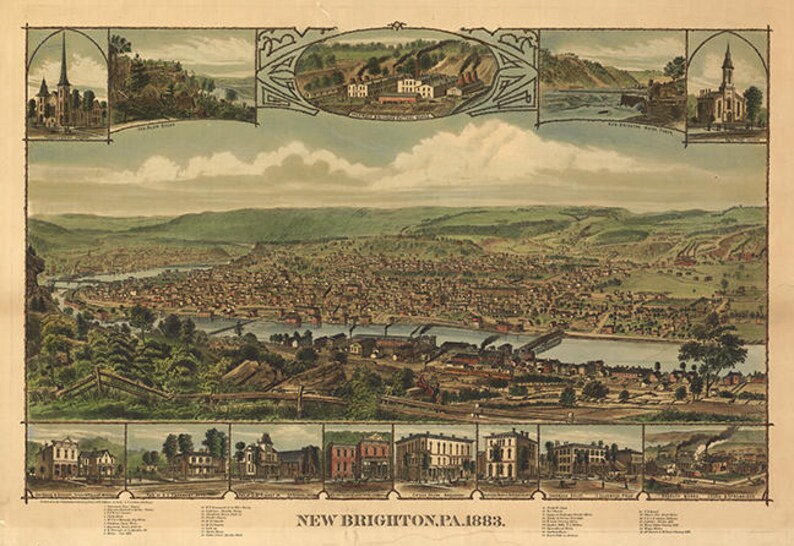 K&ouml;nnte beinhalten: Eine antike Vogelperspektive-Lithographie von New Brighton, Pennsylvania im Jahr 1883. Das Bild zeigt einen Panoramablick auf die Stadt, einschlie&szlig;lich des Flusses, der Geb&auml;ude und der umliegenden H&uuml;gel. Der Text "NEW BRIGHTON, PA. 1883." ist unten auf dem Bild gedruckt.