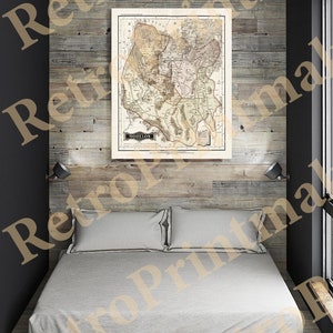 Peut inclure: Une carte vintage de Morelos, au Mexique, imprimée sur papier et encadrée dans un simple cadre noir. La carte est affichée sur un mur au-dessus d'un lit avec des draps blancs.