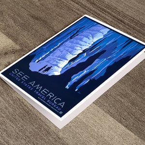 Tarjeta de felicitación - Vea el cartel de América para el United States Travel Bureau que promueve el turismo, mostrando a dos personas en cavernas, Alexander Dux.
