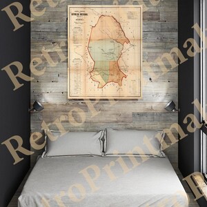 Könnte beinhalten: Eine Vintage-Karte der Republik Nicaragua, gedruckt auf Papier mit cremefarbenem Hintergrund und braunem Text. Die Karte ist gerahmt und hängt an einer Holzwand mit einem Bett davor.