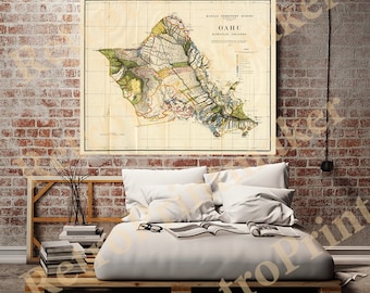 Könnte beinhalten: Vintage-Karte von Oahu, Hawaii, die die Topographie der Insel und ihre Landteilungen zeigt. Die Karte ist auf gealtertem Papier mit cremefarbenem Hintergrund gedruckt und zeigt eine detaillierte Umrandung der Insel in Grün, Braun und Rot.