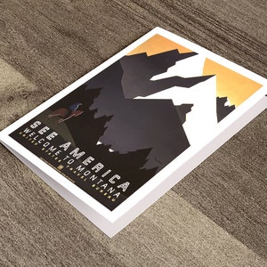 Tarjeta de felicitación: "Vea América, bienvenido a Montana". U.S. Travel Bureau promociona viajes a Montana y muestra una escena montañosa con un caballo y su jinete.