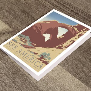 Tarjeta de felicitación: See America para US Travel Bureau que promueve el turismo y muestra a dos vaqueros a caballo junto a un arroyo cerca de una formación rocosa del desierto.