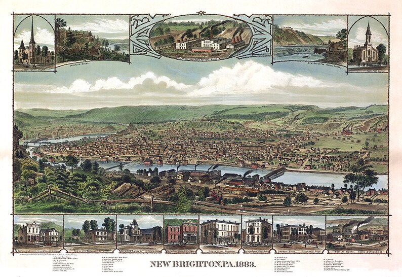 K&ouml;nnte beinhalten: Eine antike Illustration von New Brighton, Pennsylvania im Jahr 1883. Das Bild zeigt eine Vogelperspektive auf die Stadt, durch die der Allegheny River flie&szlig;t. Mehrere Geb&auml;ude und Kirchen sind zu sehen, sowie eine Br&uuml;cke, die den Fluss &uuml;berquert. Das Bild ist im Vintage-Stil gehalten, mit einer verblassten Farbpalette.