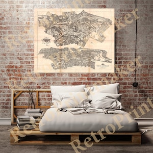 Op de afbeelding: Een vintage kaart van Rome, Italië, gedrukt op verouderd papier met een bruin en wit kleurenschema. De kaart toont de straten, gebouwen en bezienswaardigheden van de stad. De tekst "ROMA INVERSCALE" is onderaan de kaart gedrukt.