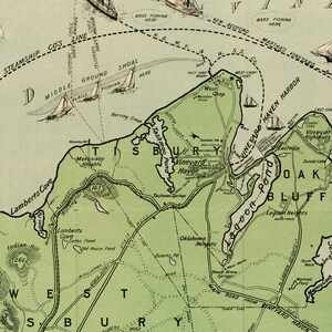 Puede incluir: Un mapa vintage de la zona de Vineyard Haven en Martha's Vineyard, Massachusetts. El mapa muestra la ubicaci&oacute;n de las carreteras, los estanques y otros puntos de referencia. El mapa est&aacute; impreso en tinta verde y negra sobre un fondo blanco.