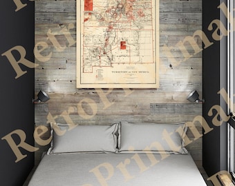 Pode incluir: Um mapa vintage do Território do Novo México, impresso em preto e branco com destaques vermelhos. O mapa está emoldurado e pendurado em uma parede de madeira com painéis acima de uma cama com roupa de cama branca.