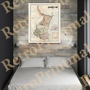 Könnte beinhalten: Eine Vintage-Karte von Tamaulipas, Mexiko, gedruckt auf Papier mit cremefarbenem Hintergrund und braunen, roten und grünen Linien. Die Karte ist gerahmt und hängt an einer Wand über einem Bett mit weißen Bettwäsche.