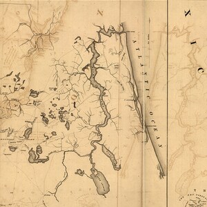 Op de afbeelding: Een vintage kaart van de Albemarle Sound en het omliggende gebied in North Carolina. De kaart toont de waterwegen, steden en andere kenmerken van de regio. De kaart is gedrukt in zwart-wit op cr&egrave;mekleurig papier.