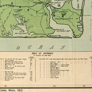 Puede incluir: Un mapa vintage de la isla de Martha's Vineyard, en Massachusetts, con una tabla de distancias entre varios puntos de inter&eacute;s. El mapa muestra la ubicaci&oacute;n de ciudades, carreteras y puntos de referencia, incluyendo Oak Bluffs, Gay Head, West Tisbury, Chilmark y Vineyard Haven. La tabla de distancias est&aacute; en millas terrestres.