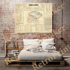 Könnte beinhalten: Eine antike Karte von Guanajuato, Mexiko, in Schwarzweiß gedruckt mit handkolorierten Details. Die Karte zeigt die Grenzen des Bundesstaates, die wichtigsten Städte und Gemeinden. Der Titel "Guanajuato" ist oben auf der Karte gedruckt. Die Karte ist von einem Rand aus Text und Zahlen umgeben.