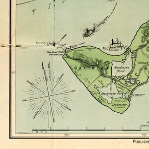 Puede incluir: Un mapa vintage de Gay Head, Massachusetts, con una rosa de los vientos y una barra de escala. El mapa muestra la ubicaci&oacute;n de los acantilados de Gay Head, el faro de Gay Head, la laguna de Menemsha, la laguna de Squibnocket y Nashaquitsa. El mapa est&aacute; impreso en un fondo verde claro con l&iacute;neas y texto marrones.