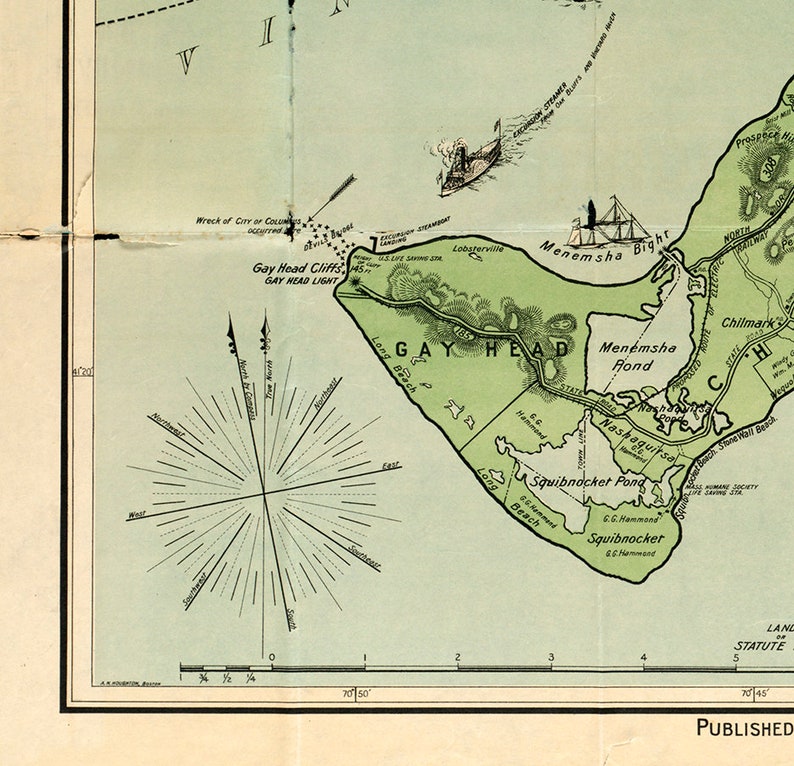 Puede incluir: Un mapa vintage de Gay Head, Massachusetts, con una rosa de los vientos y una barra de escala. El mapa muestra la ubicaci&oacute;n de los acantilados de Gay Head, el faro de Gay Head, la laguna de Menemsha, la laguna de Squibnocket y Nashaquitsa. El mapa est&aacute; impreso en un fondo verde claro con l&iacute;neas y texto marrones.