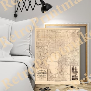 Può includere: Una mappa topografica vintage del Lago Tahoe e dei dintorni. La mappa è stampata su carta invecchiata e presenta linee e testo dettagliati. La mappa è incorniciata ed esposta su una parete sopra un letto con biancheria da letto bianca.