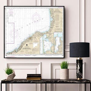 Könnte beinhalten: Eine gerahmte Seekarte der Gewässer um die Straße von Mackinac, Michigan. Die Karte ist in Schwarzweiß gedruckt und enthält Details wie Tiefenangaben, Bojen und Schifffahrtshilfen. Die Karte trägt den Titel "Six Miles South of Straits Point to Point Betsie".