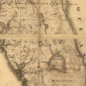 Op de afbeelding: Een antieke kaart van Florida, die de locatie van Lake Okeechobee, ook bekend als Big Water, en de omgeving laat zien. De kaart is getekend in zwart-wit inkt op papier en bevat tekstlabels voor verschillende geografische kenmerken.