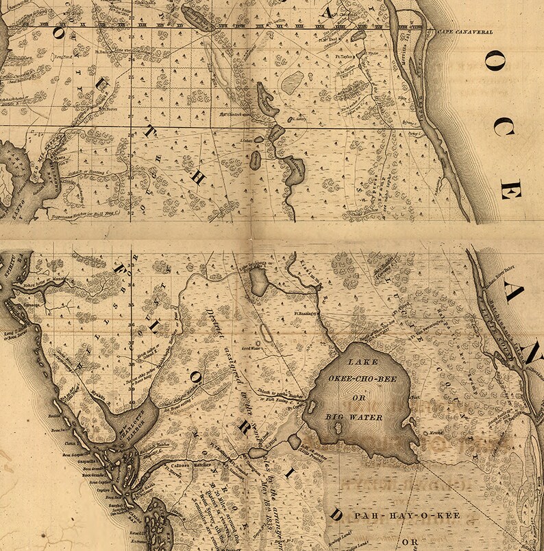 Op de afbeelding: Een antieke kaart van Florida, die de locatie van Lake Okeechobee, ook bekend als Big Water, en de omgeving laat zien. De kaart is getekend in zwart-wit inkt op papier en bevat tekstlabels voor verschillende geografische kenmerken.