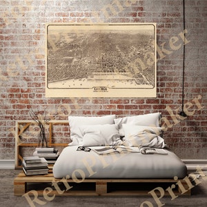 Puede incluir: Un mapa vintage de Chicago, Illinois, que muestra el diseño de la ciudad y sus calles. El mapa está impreso en blanco y negro sobre un fondo crema. El mapa está enmarcado y colgado en una pared de ladrillo.