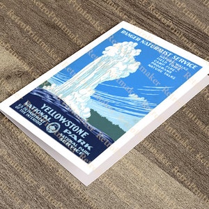 Carte de voeux du parc national de Yellowstone, affiche de reproduction du Ranger Naturalist Service.  L'image montre l'éruption d'Old Faithful