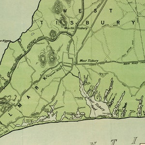 Puede incluir: Un mapa vintage de West Tisbury, Massachusetts, que muestra la ubicaci&oacute;n de carreteras, r&iacute;os, estanques y puntos de referencia. El mapa est&aacute; impreso en negro y verde sobre un fondo blanco.