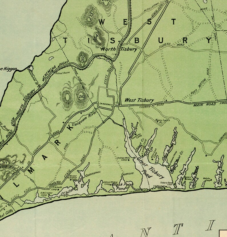 Puede incluir: Un mapa vintage de West Tisbury, Massachusetts, que muestra la ubicaci&oacute;n de carreteras, r&iacute;os, estanques y puntos de referencia. El mapa est&aacute; impreso en negro y verde sobre un fondo blanco.