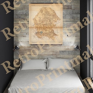 Könnte beinhalten: Eine Vintage-Karte von Thrakien, einer Region im Südosten Europas, ist gerahmt und hängt an einer mit Holz verkleideten Wand über einem weißen Bett mit zwei Kissen. Die Karte ist in Schwarzweiß mit braunen Akzenten gedruckt und enthält Text in deutscher Sprache.