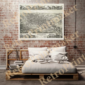 Puede incluir: Un mapa aéreo vintage en blanco y negro de Hazleton, Pensilvania. El mapa muestra las calles, edificios y puntos de referencia de la ciudad. El mapa está enmarcado y colgado en una pared de ladrillo.