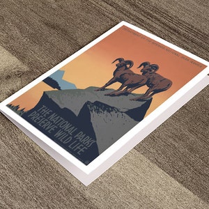 Tarjeta de felicitación: Los parques nacionales preservan la vida silvestre, promoviendo los viajes a los parques nacionales, mostrando dos huellas de borregos cimarrones.