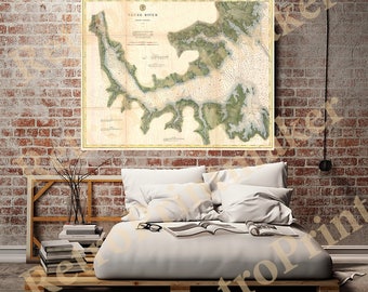 Könnte beinhalten: Eine antike Seekarte des Neuse River in North Carolina. Die Karte ist auf Papier mit cremefarbenem Hintergrund gedruckt und zeigt braune und grüne Linien und Text. Die Karte ist gerahmt und hängt an einer Backsteinwand.