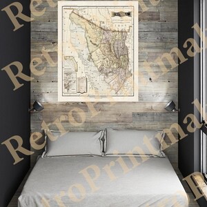 Könnte beinhalten: Eine Vintage-Karte von Sonora, Mexiko, gedruckt im Jahr 1805. Die Karte ist gerahmt und hängt an einer Wand mit einem Hintergrund aus Holzplanken. Im Vordergrund befindet sich ein Bett mit weißen Bettwäsche.