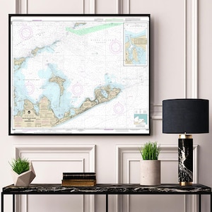 Könnte beinhalten: Eine gerahmte Seekarte von Block Island Sound und Gardiners Bay, New York. Die Karte ist in Schwarzweiß mit blauen und roten Akzenten gedruckt. Die Karte ist in einem schwarzen Rahmen gerahmt und hängt an einer weißen Wand.