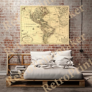Op de afbeelding: Een vintage kaart van Amerika, gedrukt op verouderd papier, met een rasterpatroon en tekst in het Frans. De kaart toont Noord- en Zuid-Amerika, met de Caraïbische Zee en de Atlantische en Stille Oceaan. De titel van de kaart is "Carte d'Amerique" en de tekst "La Grande Mer du Sud" is zichtbaar in de linkerbenedenhoek.