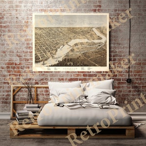 Puede incluir: Un mapa antiguo de Appleton, Wisconsin, en vista de pájaro, impreso en 1871. El mapa muestra las calles, los edificios y las vías fluviales de la ciudad. El mapa es de estilo vintage con colores desvaídos y un fondo de papel texturizado.