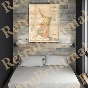 Könnte beinhalten: Eine Vintage-Karte des Bundesstaates Tamaulipas, Mexiko, gedruckt auf gealtertem Papier, gerahmt und an einer Holzvertäfelung über einem Bett mit weißen Bettwäsche aufgehängt.